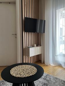 Uma televisão e/ou sistema de entretenimento em Apartment Mari Mari