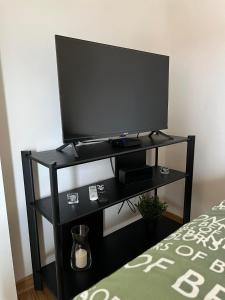 Uma televisão e/ou sistema de entretenimento em Apartment Mari Mari