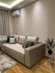 um sofá numa sala de estar com uma parede em Apartment Mari Mari em Kraljevo
