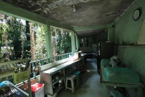 een keuken met een aanrecht en een raam in een kamer bij Belvilla 93915 Bamboo Villa Near Central Ubud in Ubud
