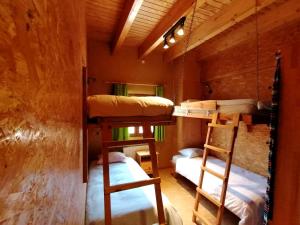 Habitación con 3 literas en una cabaña en La Choza de Trasmulas, en Trasmulas