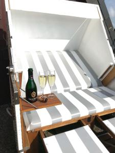 ヴェスターラントにあるKäpt´n-Christiansen-Str. 36, W13のグラス2杯とシャンパン1本付きのテーブル