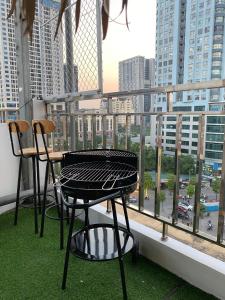 d'une table et de chaises sur un balcon avec vue sur la ville. dans l'établissement Kang's Home Cầu Giấy, à Hanoï