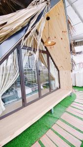 une tente avec des fenêtres et un lustre dans l'établissement Kang's Home Cầu Giấy, à Hanoï