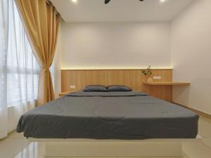 a bedroom with a bed and a window at Mykey Bali A-10-06 Melaka City in Melaka +42 photos