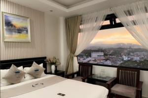 Postel nebo postele na pokoji v ubytování Empress Dalat - Sky View Hotel
