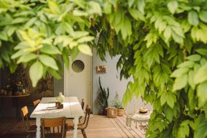 tavolo e sedie in una stanza con piante di KER AMICE a Saint-Loubès