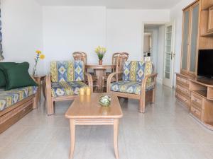 - un salon avec un canapé, des chaises et une table dans l'établissement Apartamentos Coral Beach Unitursa, à Calp