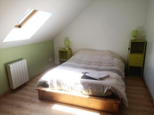 Tempat tidur dalam kamar di Eco-Gîte de L'Etang Présent