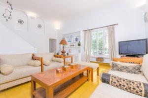 Una sala de estar con dos sofás y un televisor. en Cala Dor 14, en Cala d´Or