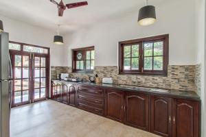 Kuchyň nebo kuchyňský kout v ubytování One of a Kind Villa Rental - Ideal for Star Gazing