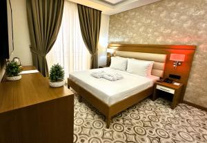 Cama ou camas em um quarto em AQUA MARINN HOTEL SPA / WELLNESS