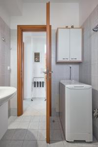 uma casa de banho com um WC e um lavatório em Thea apartments em Xerokampos
