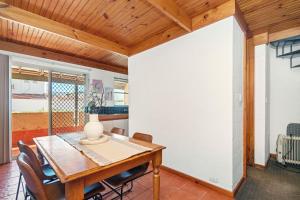 Llit o llits en una habitació de 14 Cottesloe - Steps From Beach - Sleeps 2