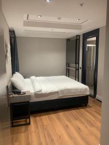 Postel nebo postele na pokoji v ubytování Theodosius Hotel