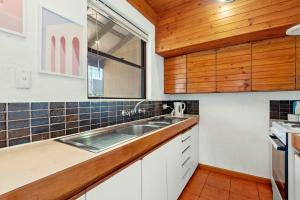 Cuina o zona de cuina de 14 Cottesloe - Steps From Beach - Sleeps 2 11 fotos més