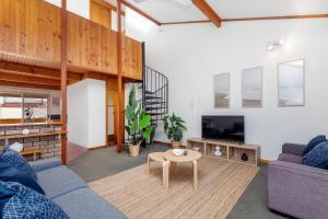 Televisor o centre d'entreteniment de 14 Cottesloe - Steps From Beach - Sleeps 2