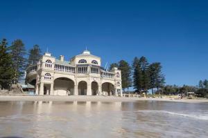 une grande maison blanche sur la plage près de l'eau dans l'établissement 14 Cottesloe - Steps From Beach - Sleeps 2, à Perth
