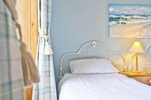 1 dormitorio con 1 cama y una foto del océano en 6 Killean Place, en Campbeltown