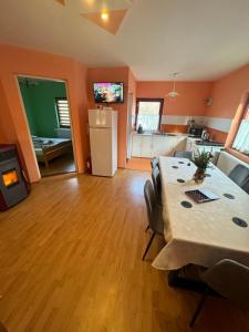 a living room with a table and a kitchen at Vila ILKA in Praid