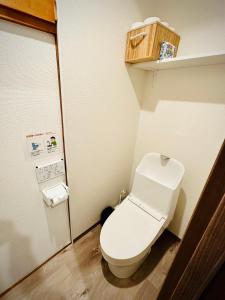 La salle de bains est pourvue de toilettes blanches. dans l'établissement 桜Home, à Tokyo