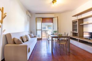 托爾托雷托的住宿－Appartamento Vespucci Trilo Plus - MyHo Casa，客厅配有沙发和桌子