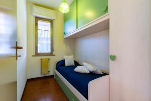 托爾托雷托的住宿－Appartamento Vespucci Trilo Plus - MyHo Casa，一间小卧室,内设一张双层床