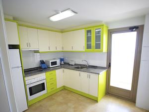 Een keuken of kitchenette bij Apartamentos Esmeralda Suites