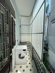 - un lave-linge dans une chambre avec balcon dans l'établissement Tina Homestay 2 Đà Nẵng, à Đà Nẵng