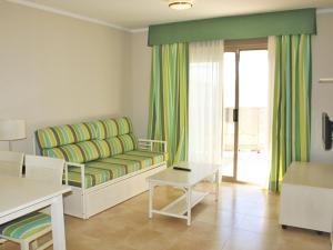 - un salon avec un canapé et une table dans l'établissement Apartamentos Esmeralda Suites Unitursa, à Calp