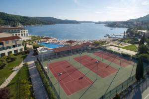 una vista aerea su un campo da tennis vicino all'acqua di Admiral Grand Hotel a Slano