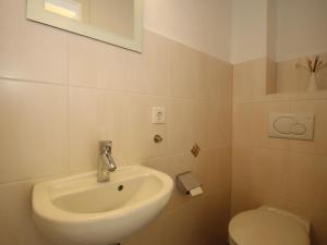 Ένα μπάνιο στο Ferienwohnung Hoddersdiek, Burhave +18 φωτογραφίες