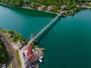 una vista aérea de un puente sobre un lago en Lakeside Luxury Apartments, en Jablanica