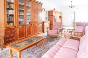 ein Wohnzimmer mit Sofa und Tisch in der Unterkunft Spacieuse maison avec extérieur quartier Arago Les Sables 7 personnes in Les Sables-dʼOlonne