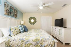 een slaapkamer met een bed en een flatscreen-tv bij Champions Gate Villa CG015 in Davenport