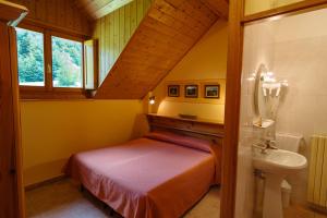 a small bedroom with a bed and a sink at Albergo Boschetto Ristorante Pizzeria in Druogno