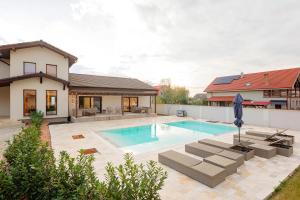 ein Swimmingpool im Hinterhof eines Hauses in der Unterkunft Pensiunea CARMEL in Baile Felix