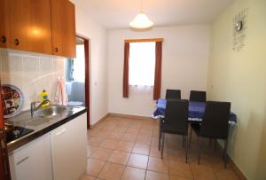 Kuhinja ili čajna kuhinja u objektu Apartment Studio Baric +48 fotografija