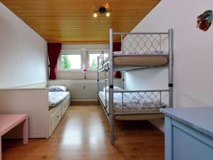 ヴィリンゲンにあるSpacious apartment in Rattlar with private terraceの二段ベッド2台と窓が備わる客室です。