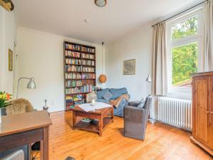 uma sala de estar com um sofá e uma estante de livros em Rustic Apartment with Garden in Bad Harzburg Germany em Bad Harzburg