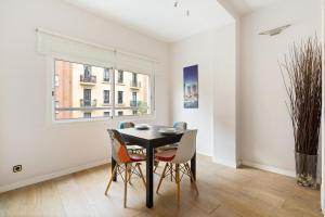 Fotografie z fotogalerie ubytování Eixample Ac, Sunlit Balcony & Prime Location v destinaci Barcelona