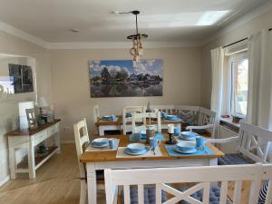 Un comedor con mesa y sillas de madera. en Ferienhaus Stadthaus, en Wunstorf