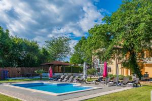 einen Pool mit Stühlen und einem Pavillon in der Unterkunft Villa Tupljak, luxury and comfort in a hidden summer hideout in Gromnik