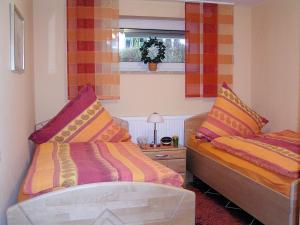 ein kleines Zimmer mit 2 Betten und einem Fenster in der Unterkunft Wellness-Ferienwohnung Strandperle in Cuxhaven