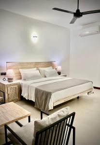 um quarto com uma cama grande e uma mesa em Chariot Square em Kandy