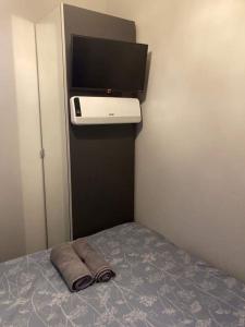 um quarto com uma cama e uma televisão de ecrã plano em Sandy Beach Hill View Apartment Brean em Brean