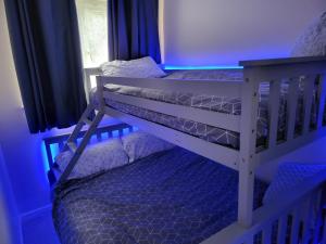 ブリーンにあるSandy Beach Hill View Apartment Breanの青い部屋のベッドルーム1室(二段ベッド2組付)