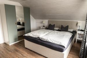 1 dormitorio con 1 cama blanca grande en una habitación en Ferienwohnung Fichtelblick, en Schönwald