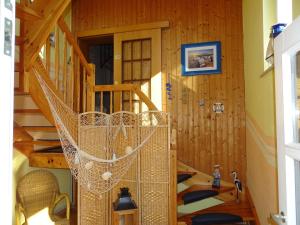 a room with a spiral staircase in a log cabin at DZ 11 Doppelzimmer in Heringsdorf