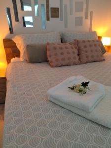una cama con un arreglo floral encima en Apartman Nevena, en Subotica 4 fotos más